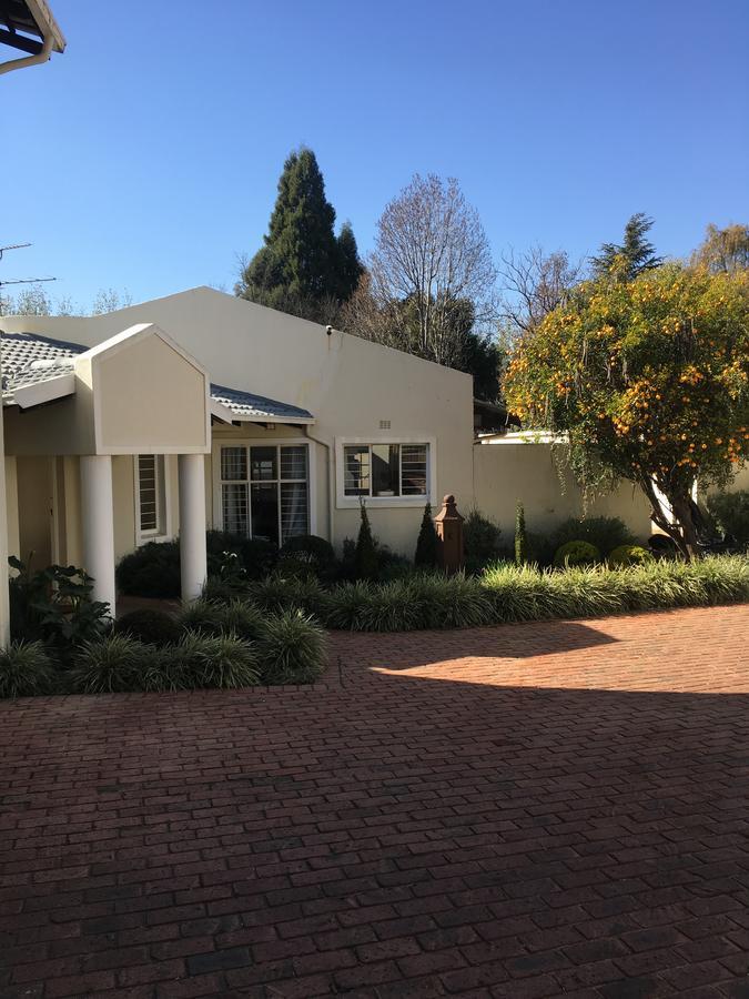 Vair'S Place Guest House In Sandton Paulshof - Apartment, Lux Suites & Spa Γιοχάνεσμπουργκ Εξωτερικό φωτογραφία